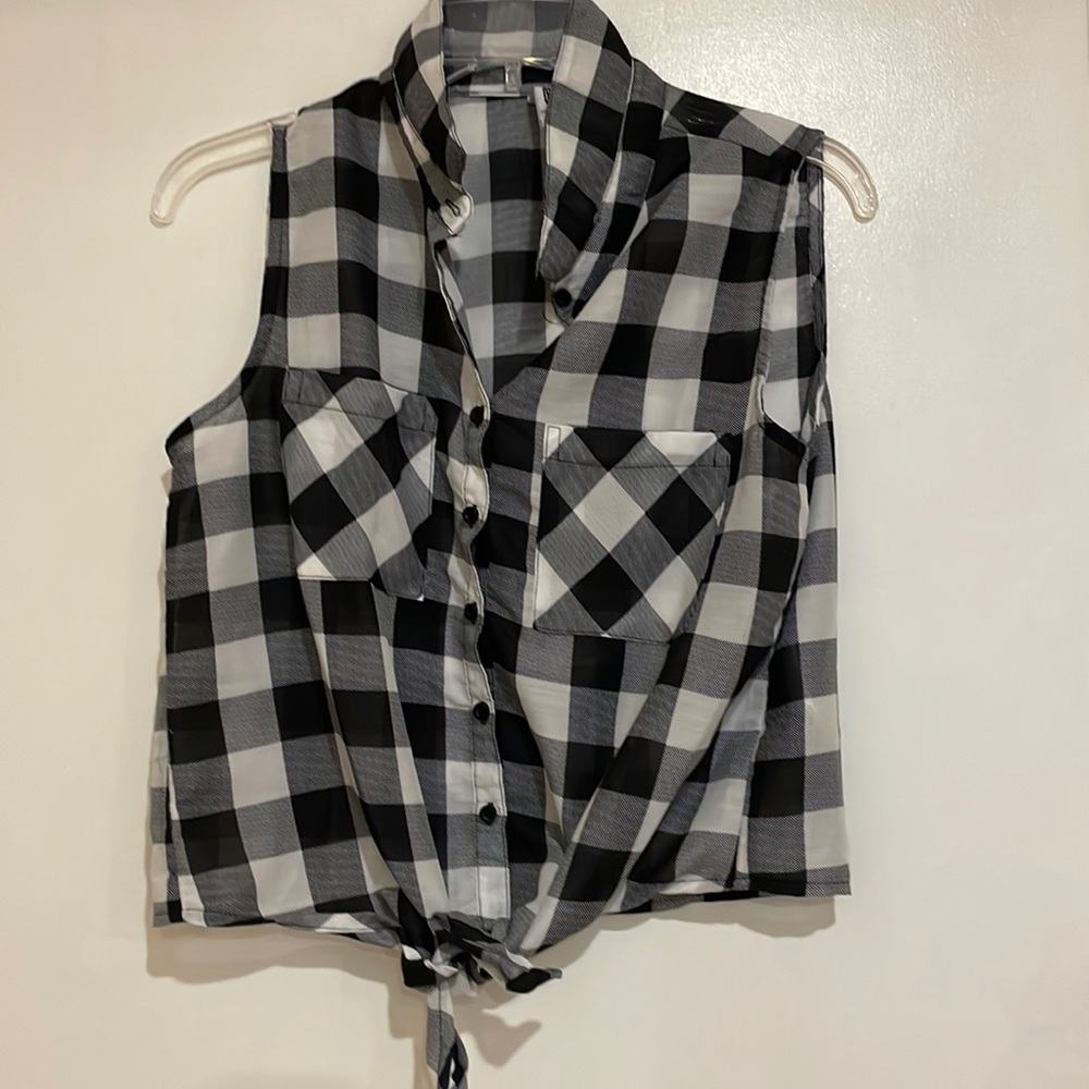 Never worn, sleeveless button up shirt.